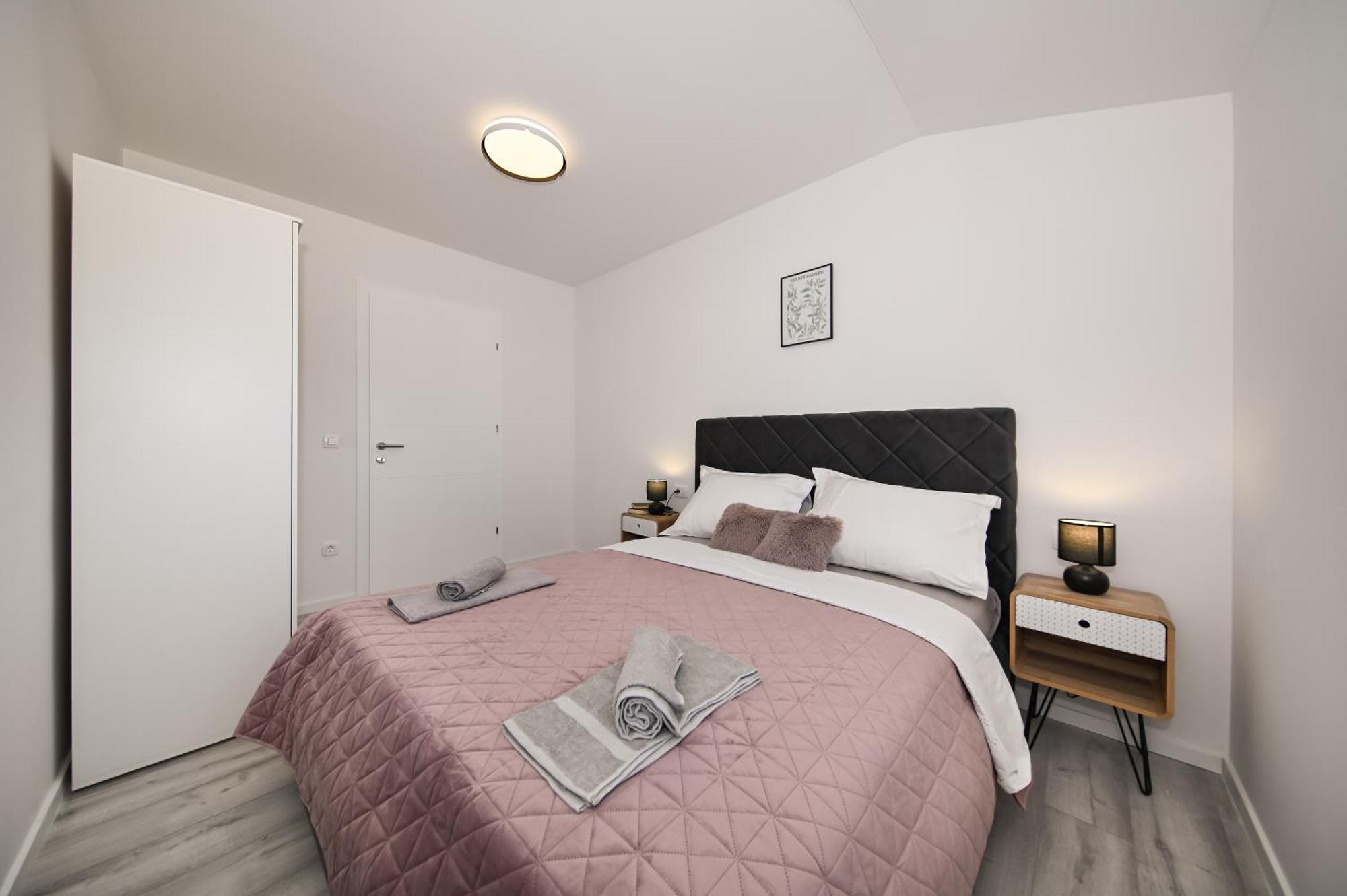 Veliki Apartman Petra โพเซดารเย ภายนอก รูปภาพ
